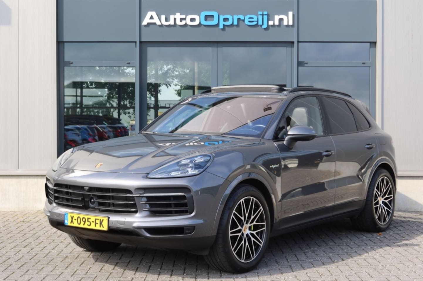 Porsche Cayenne - 3.0 E-Hybrid Platinum Edition Chrono, Pano dak, Trekhaak, Luchtvering, Bose - AutoWereld.nl