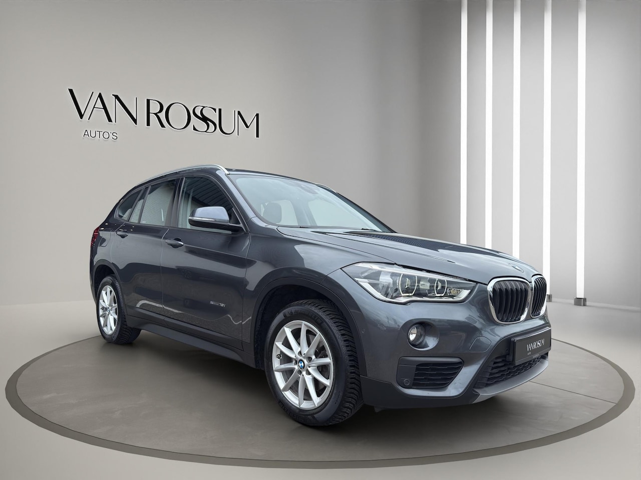 BMW X1 - sDrive18i Executive | Verwarmde Sportstoelen | Camera | Led | Trekhaak | Climate | Parksen - AutoWereld.nl