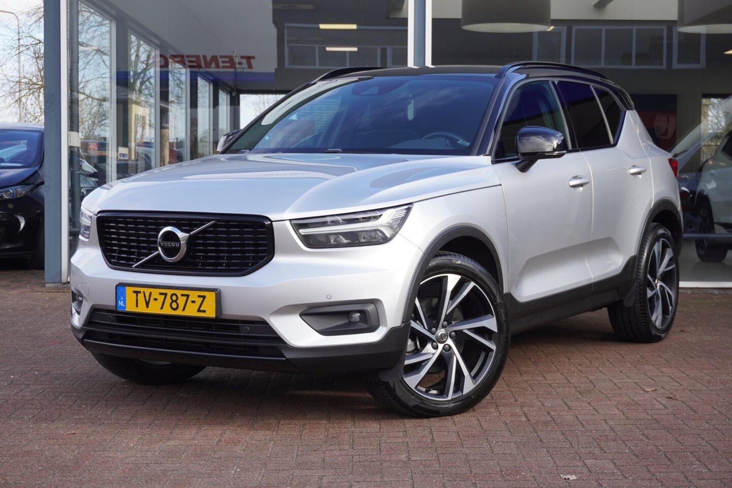 Volvo XC40 - 2.0 T4 R-Design Automaat | Airco | Navigatie | Vol opties | LM velgen | Elek. pakket | Cam - AutoWereld.nl
