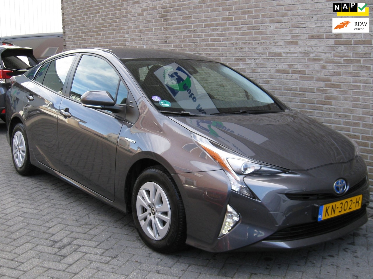 Toyota Prius - 1.8 Aspiration - Achteruitrijcamera - Parkeersensor achter - - AutoWereld.nl