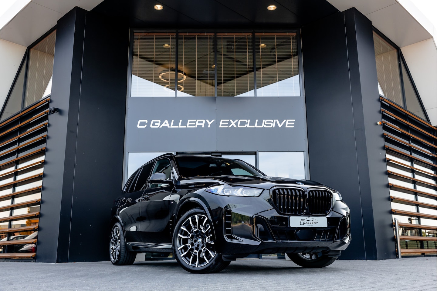 BMW X5 - xDrive50e - M Sport | Panorama | H&K | Elek. Trekhaak | Memory | Luchtvering - AutoWereld.nl