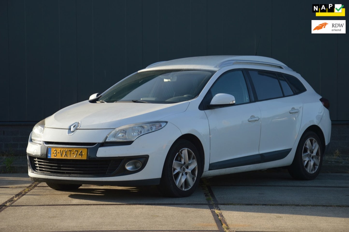 Renault Mégane - 1.5 dCi Expression S&S Airco Navi Trekhaak - AutoWereld.nl