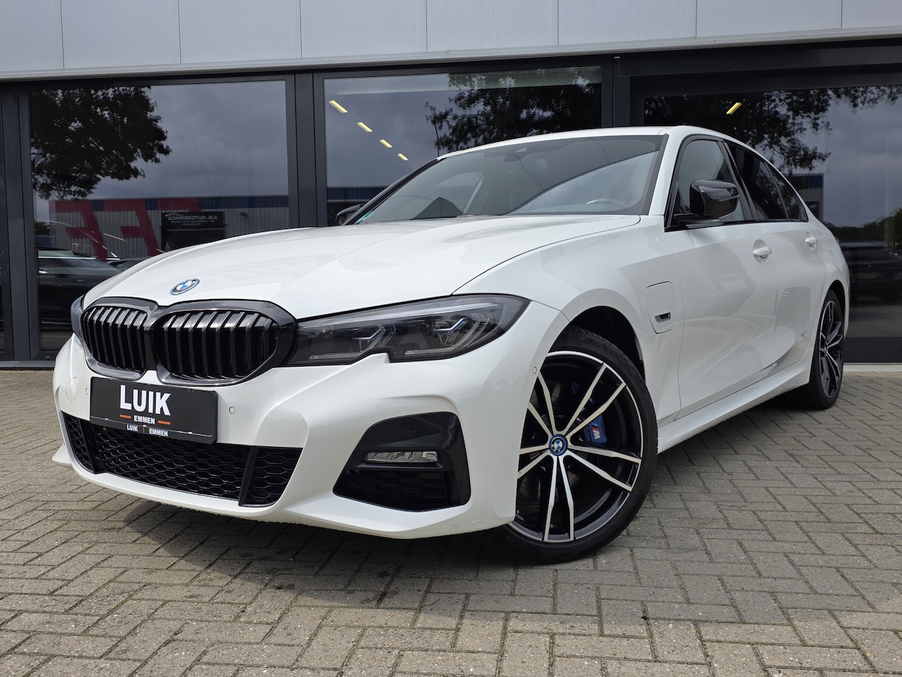 BMW 3-serie - 320e High Executive + LASER + KEYLESS + CAMERA - AutoWereld.nl