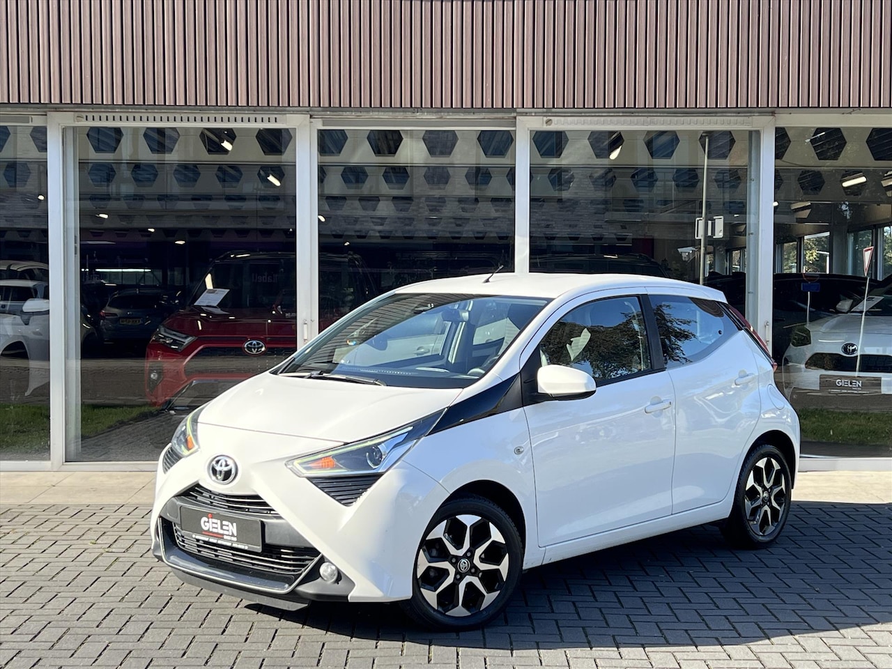 Toyota Aygo - 1.0 VVT-i X-joy | Apple CarPlay/Android Auto, Airco, Lichtmetalen velgen, Safety Sense, Mi - AutoWereld.nl