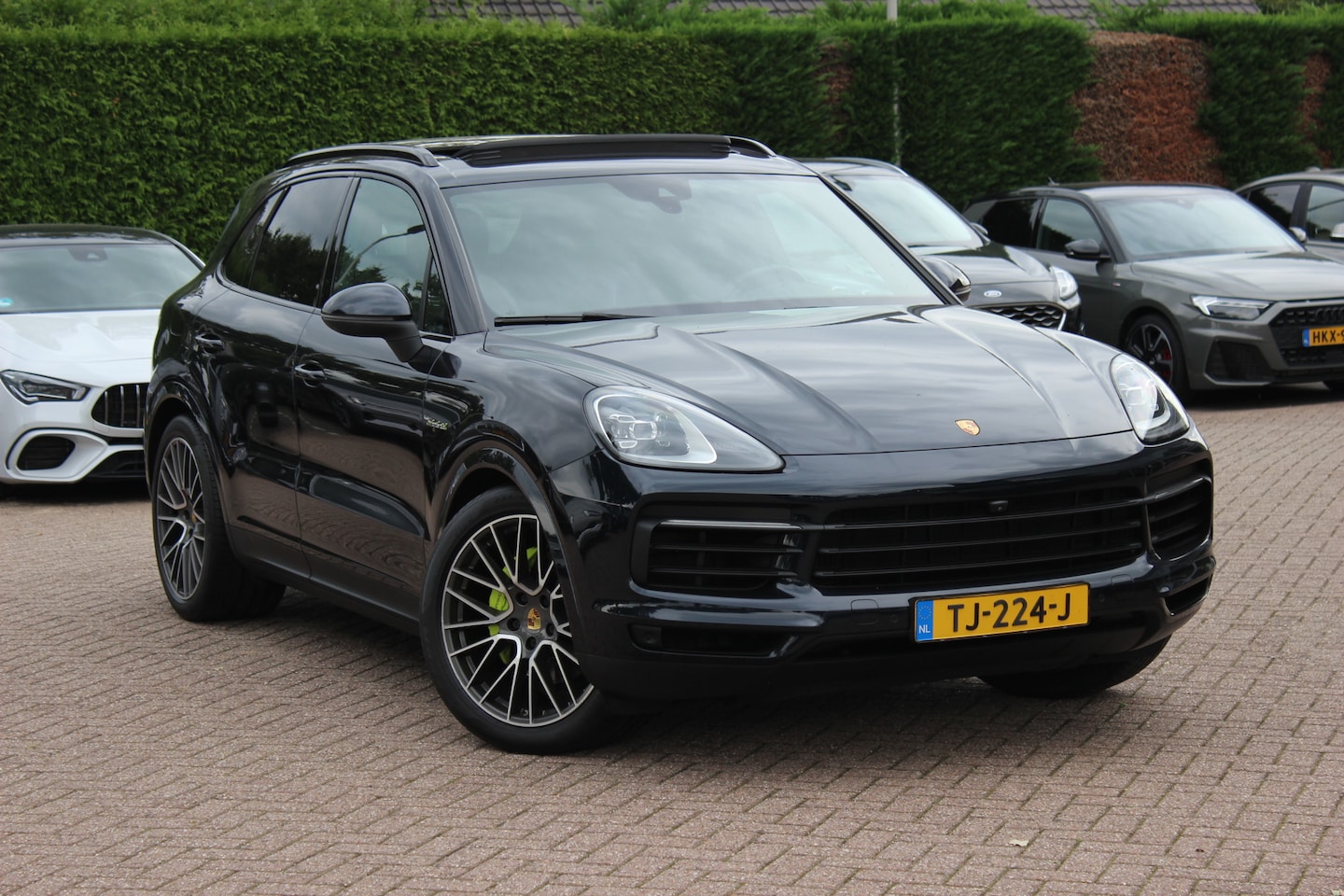 Porsche Cayenne - 3.0 E-Hybrid / Panoramadak / 360Camera / Achterasbesturing / Luchtvering / Softclose / Spo - AutoWereld.nl