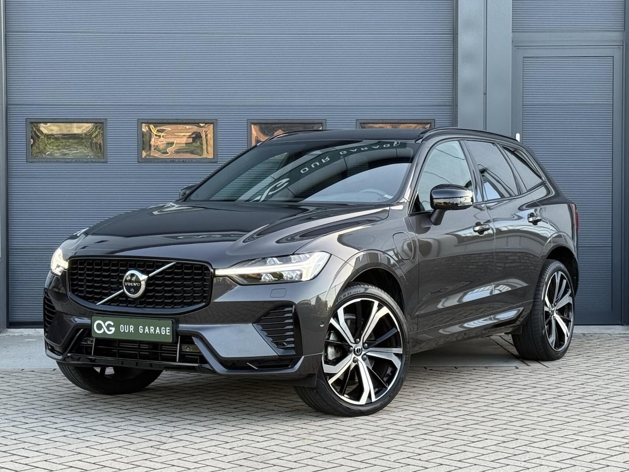 Volvo XC60 - T6 Plug-in Plus Dark|PANO|H&K|360|BLIS|Trekhaak - AutoWereld.nl