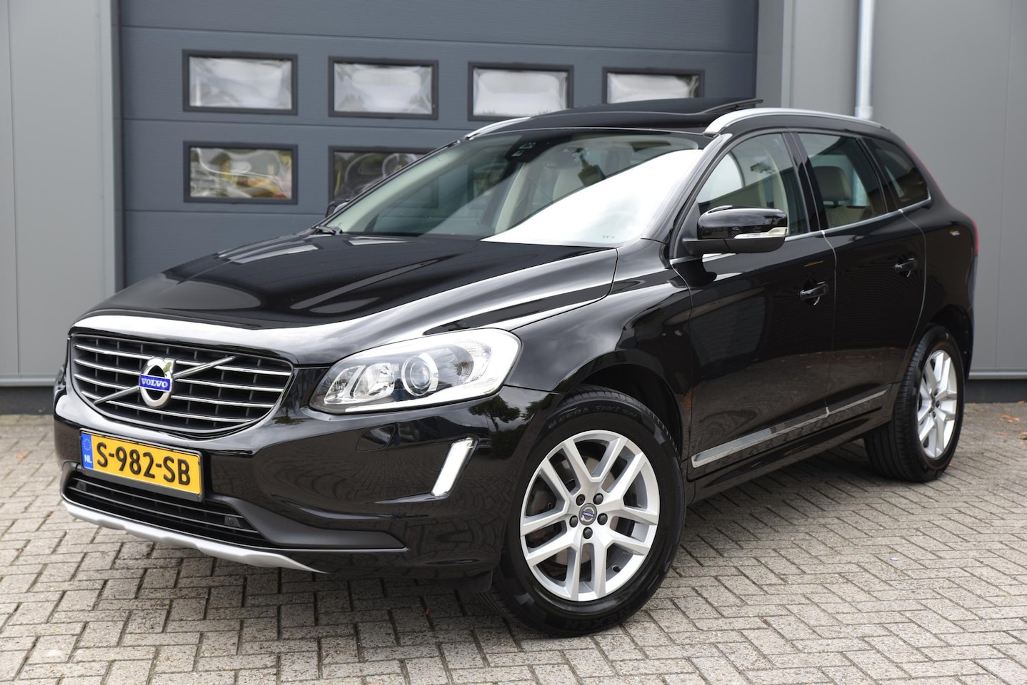 Volvo XC60 - 2.0 T5 R-Design Schuifdak - Trekhaak - AutoWereld.nl