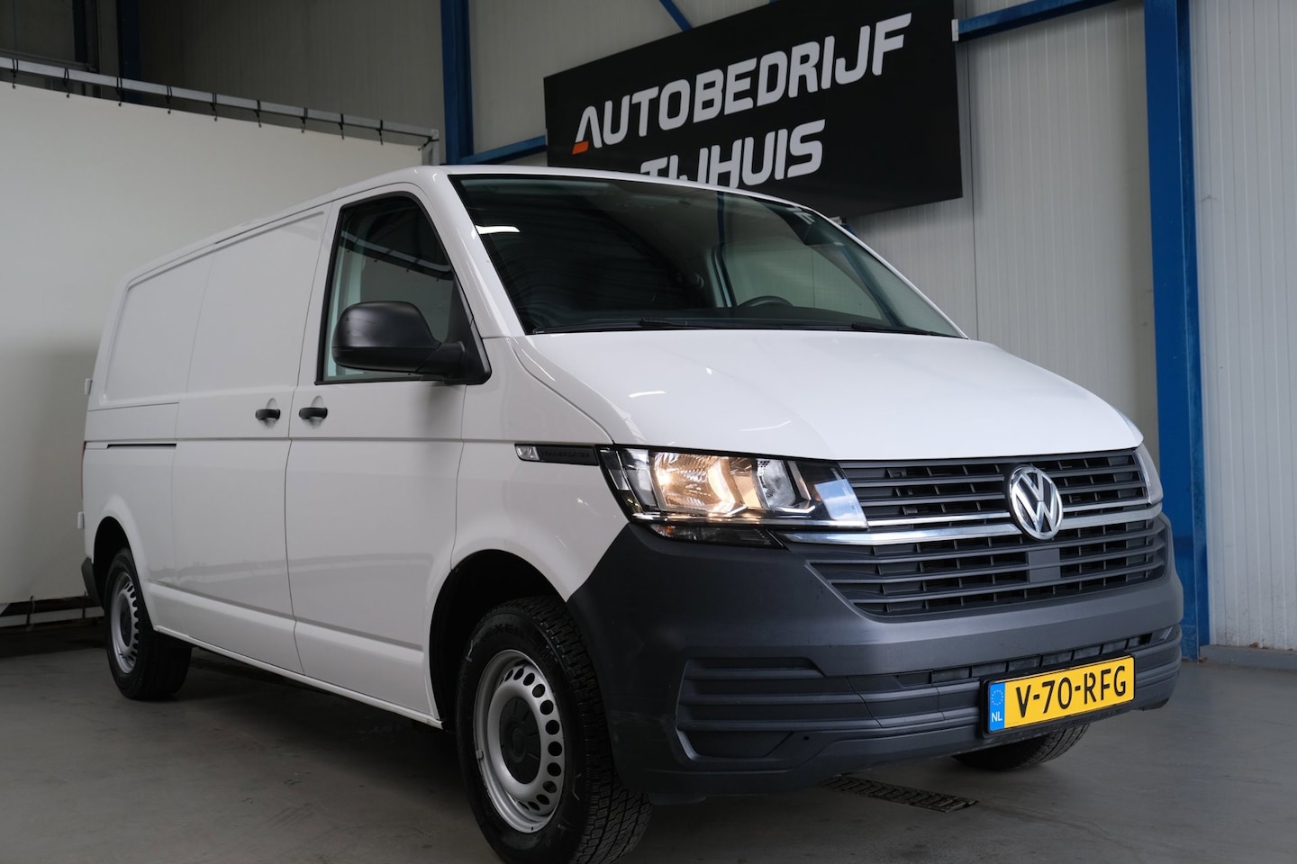 Volkswagen Transporter - 2.0 TDI L2H1 30 3p - Airco, Cruise, Stoelverwarming, PDC, Trekhaak. - AutoWereld.nl