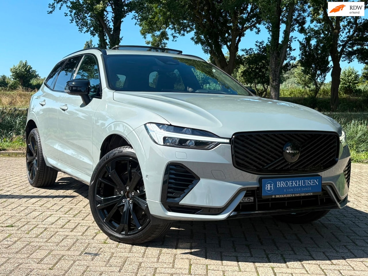Volvo XC60 - 2.0 T8 Plug-in hybrid AWD Ultra Black Edition 455pk Luchtvering / Trekhaak / Head Up Displ - AutoWereld.nl