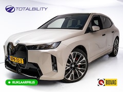 BMW iX - xDrive45 101 kWh M-Sport | Pano | Elec. Trekhaak | Luchtvering | Verlichte gril | Stoelver