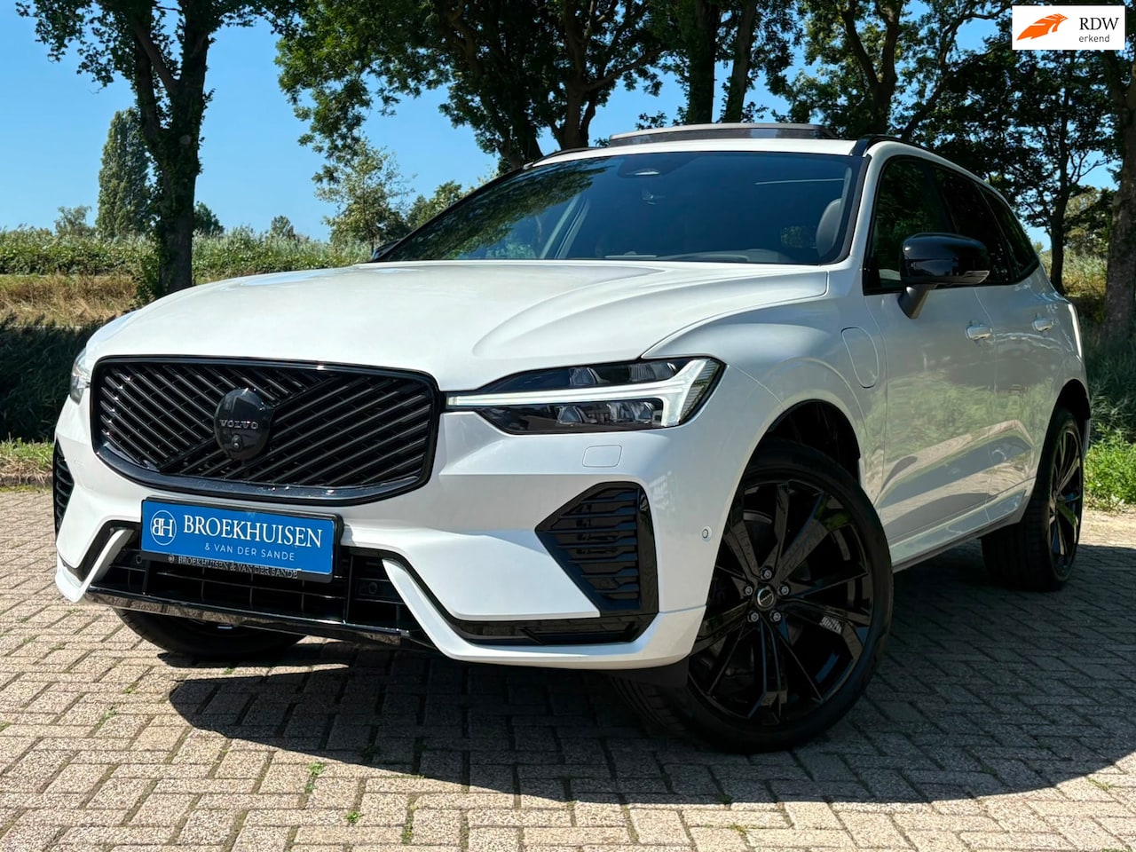 Volvo XC60 - 2.0 T8 Plug-in hybrid AWD NW MODEL Ultra Black Edition 455pk Luchtvering / Trekhaak / Head - AutoWereld.nl