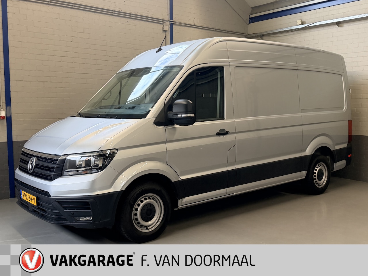 Volkswagen Crafter - 35 2.0 TDI L3H3 140pk Highline | Nav | Trekhaak | PDC - AutoWereld.nl