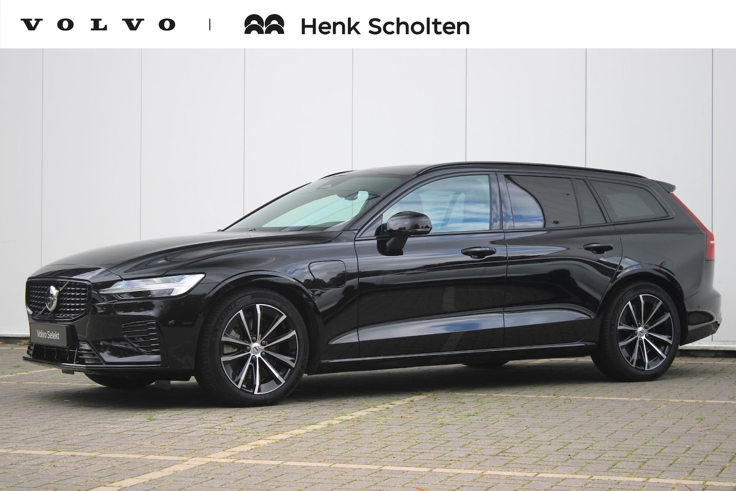 Volvo V60 - T8 Plug-in hybrid AWD Plus Dark | Panoramadak | Trekhaak | Verwarmbare voorstoelen, achter - AutoWereld.nl