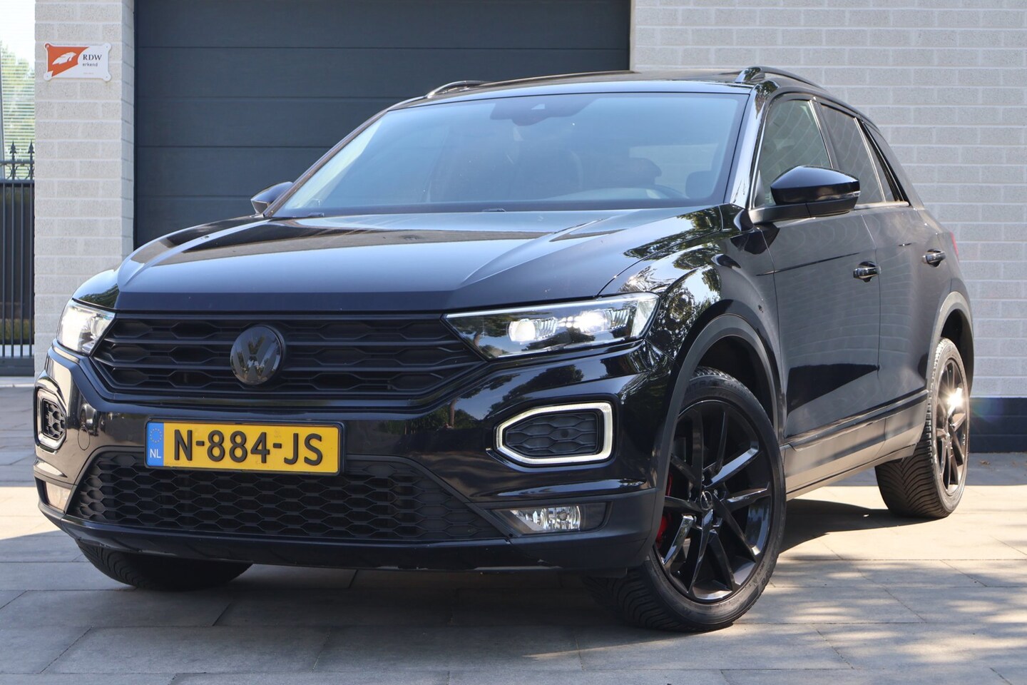 Volkswagen T-Roc - 1.5 TSI Sport Business R Black Style | Pano | Camera | Trekhaak | Led - AutoWereld.nl