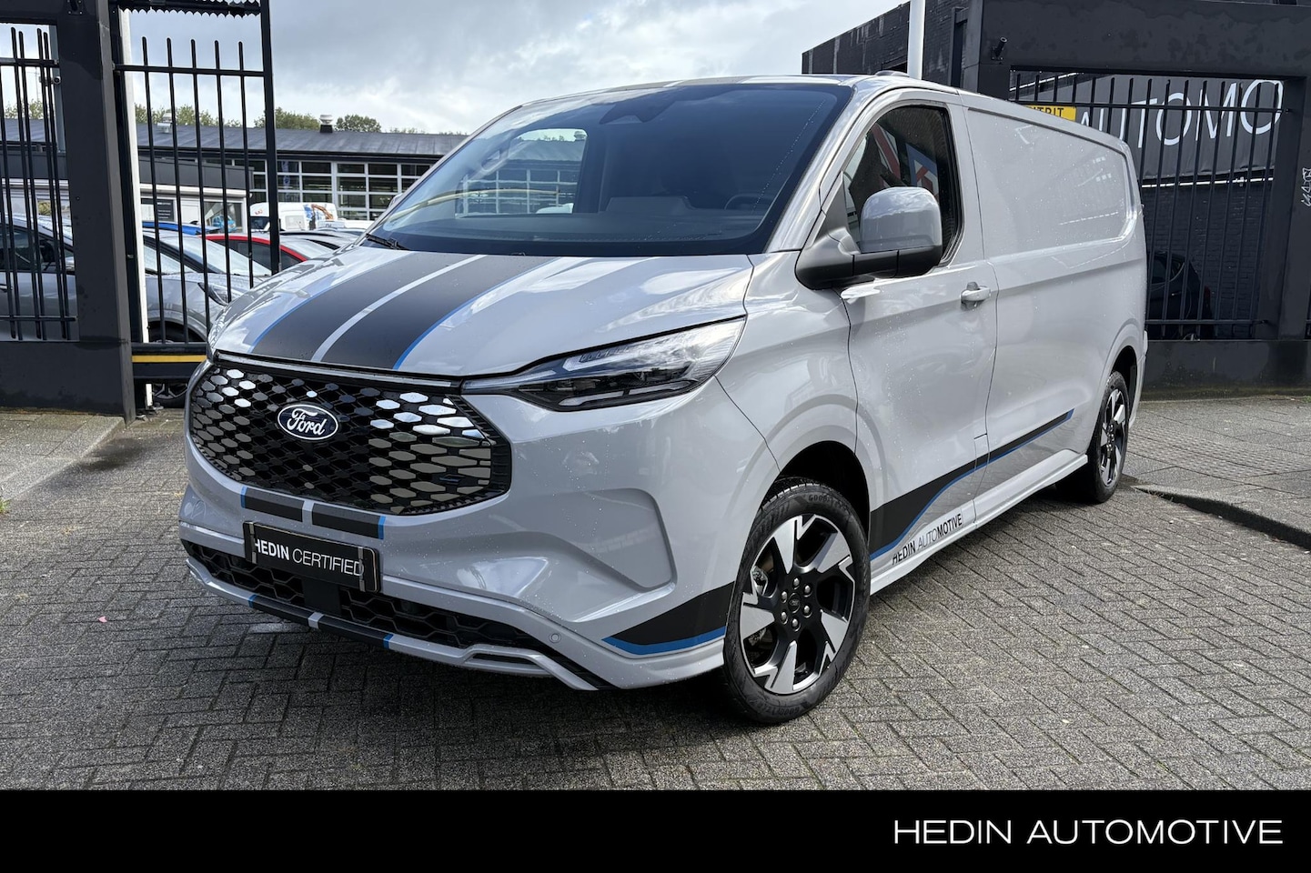 Ford Transit Custom - E-Transit 320 L2H1 Sport 65 kWh | Wegklapbare trekhaak | 19 inch velgen | Driver Assitance - AutoWereld.nl