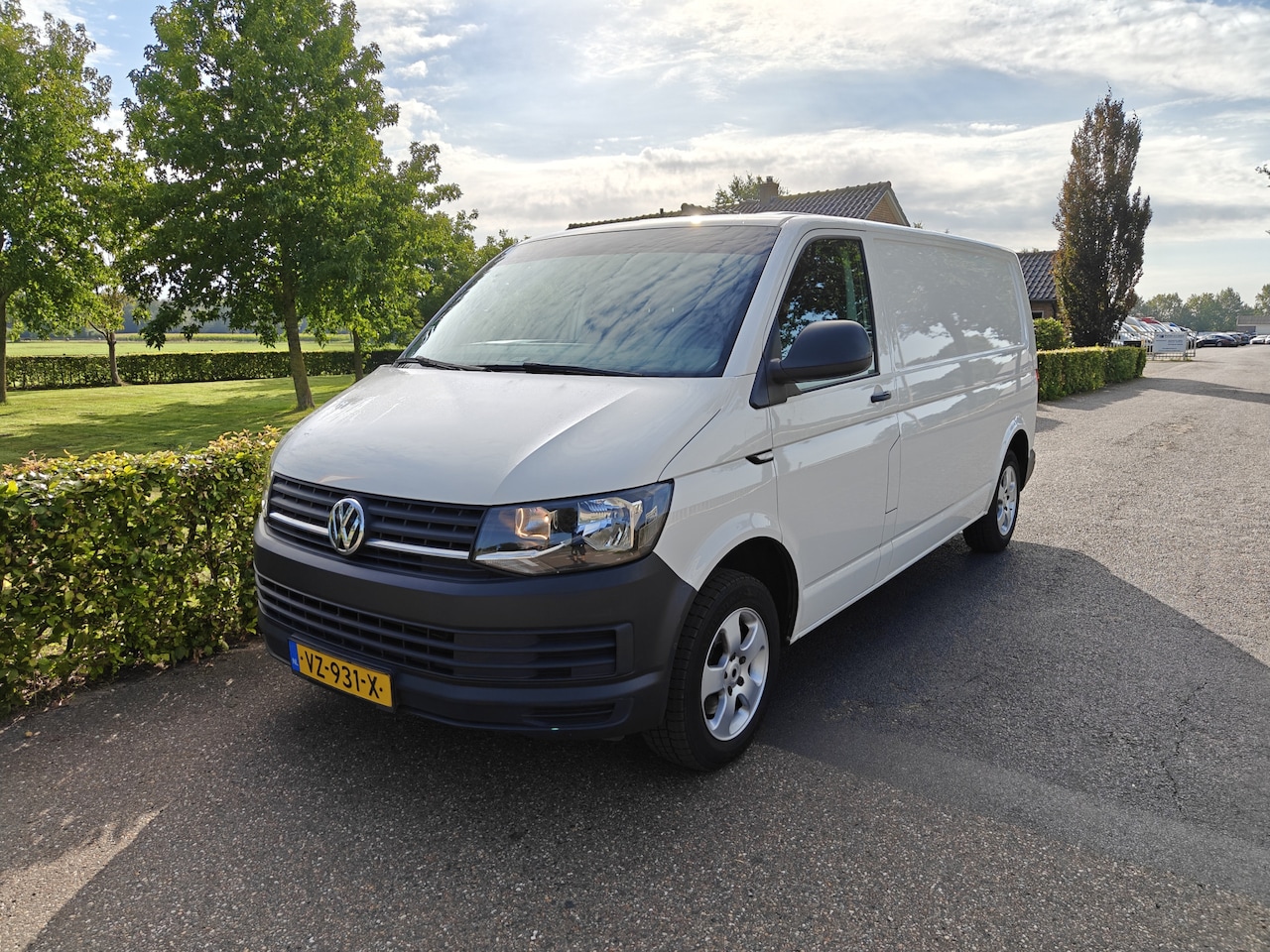 Volkswagen Transporter - 2.0 TDI L1H1 Highline AIRCO/NAVI/DSG BJ 2016 - AutoWereld.nl