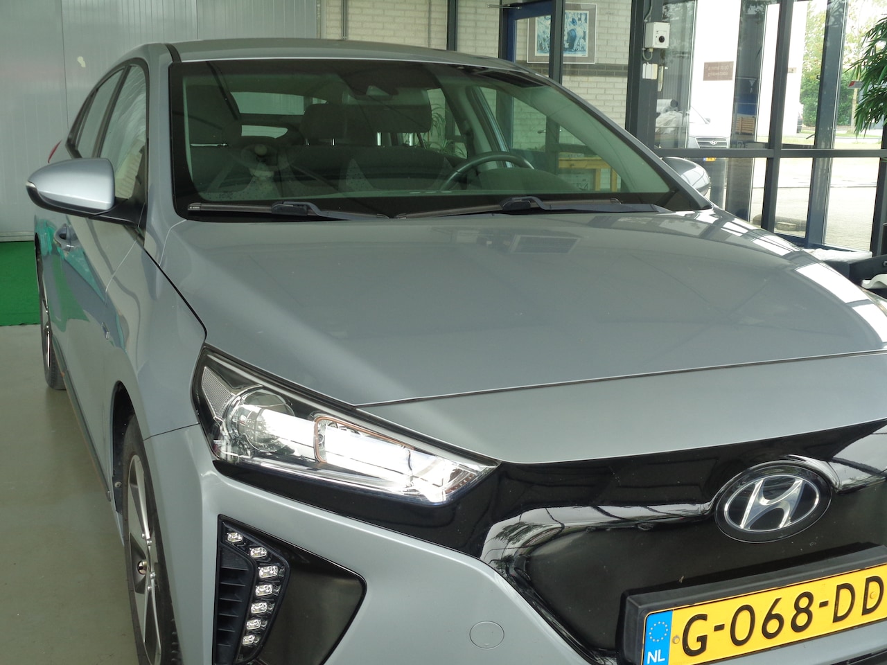 Hyundai IONIQ - Comfort EV Automaat Clima Navi Parkeersensoren voor en achter Camera Cruise Zuinig NL - AutoWereld.nl