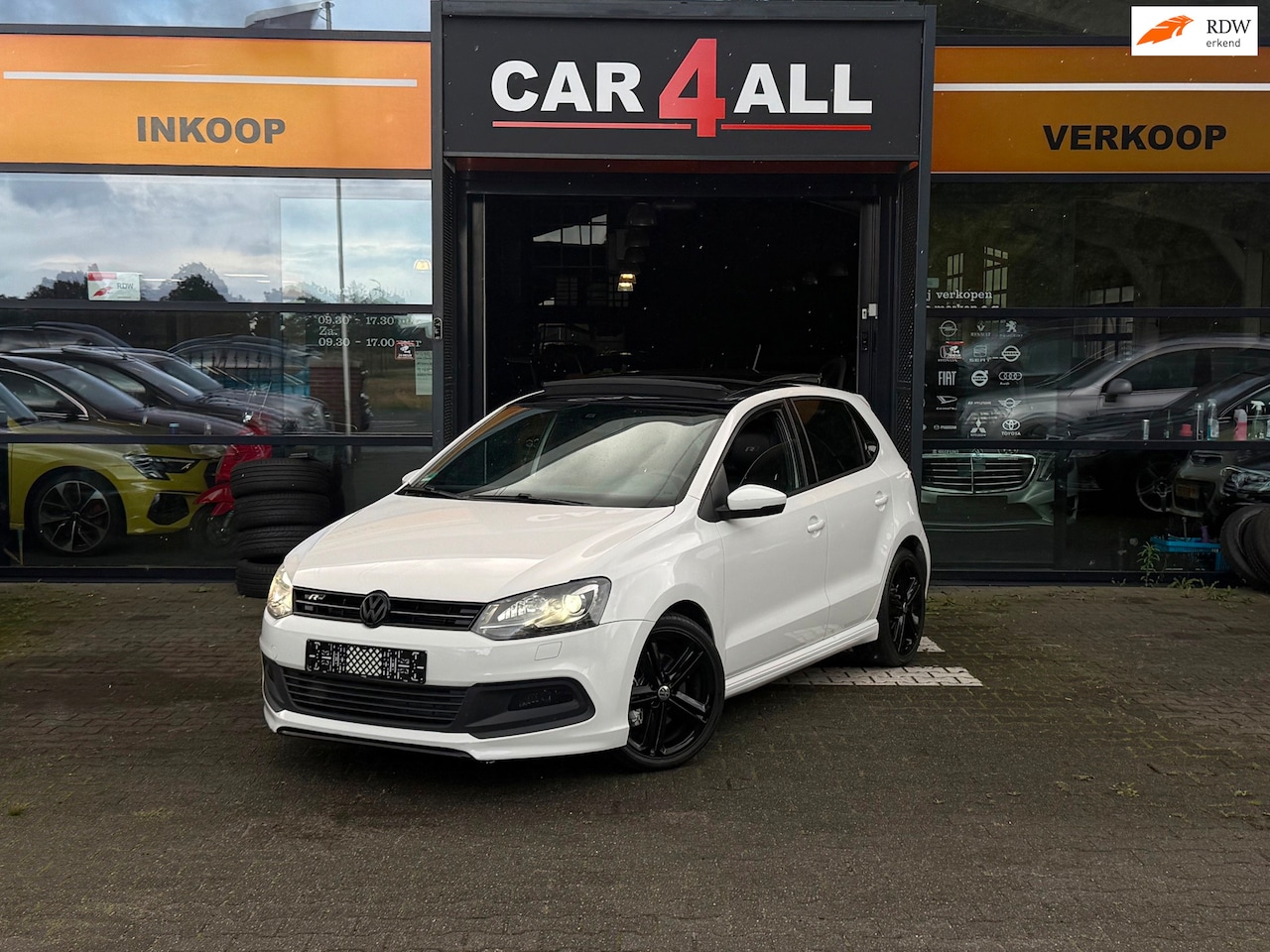 Volkswagen Polo - 1.2 TSI R-LINE PANO/DSG/PDC/LED/STLVRM/BOMVOL/APK 28-02-2027 - AutoWereld.nl