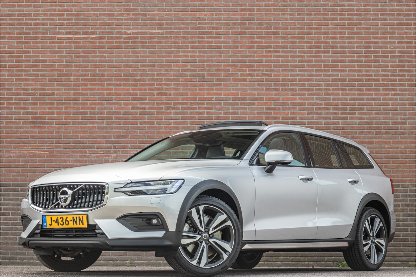 Volvo V60 Cross Country - B5 AWD Pro, Origineel NL, Nappaleder, Stoelkoeling, Trekhaak, Panoramadak, Massage, 360 Ca - AutoWereld.nl