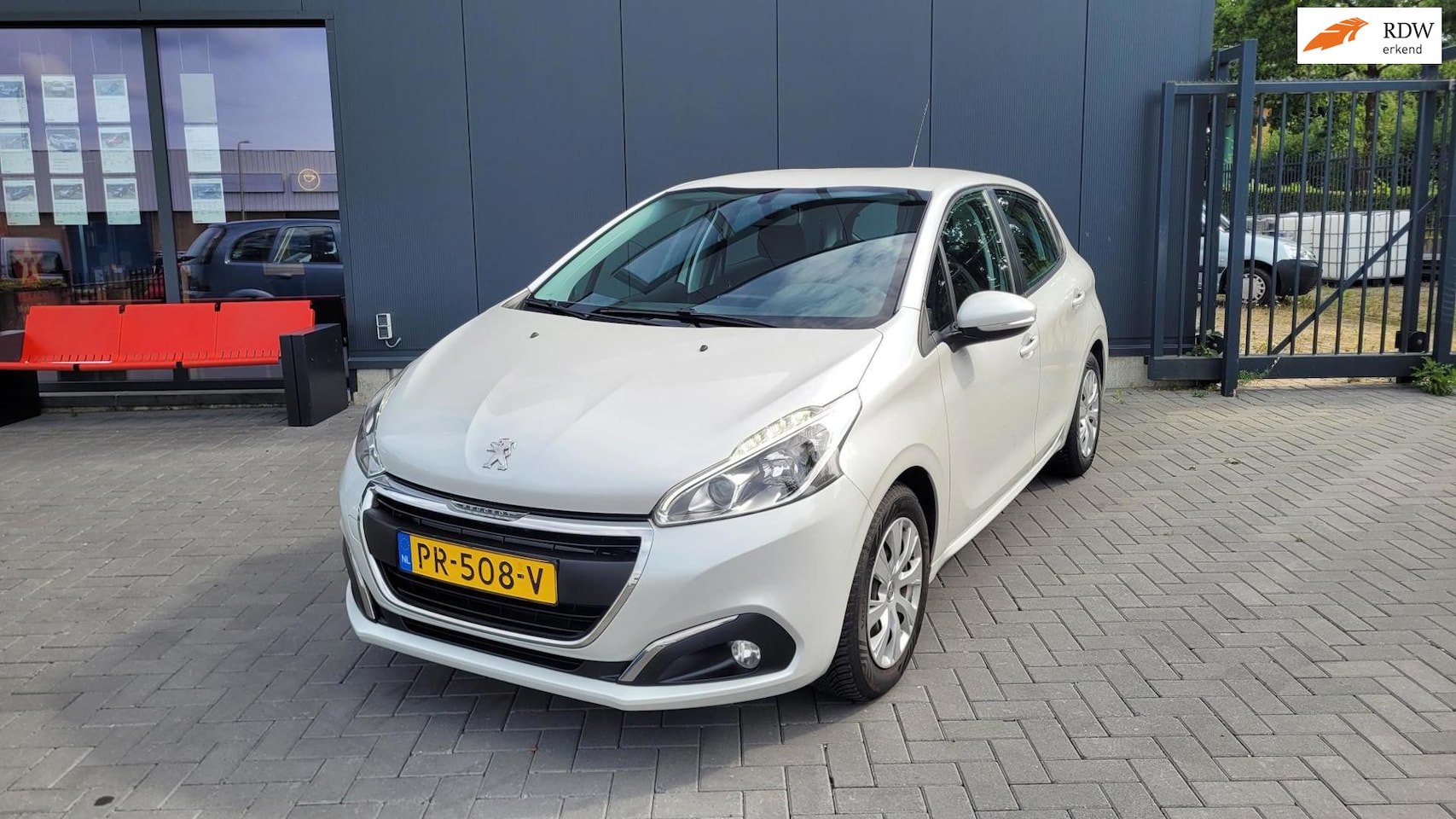 Peugeot 208 - 1.2 82 pk PureTech Blue Lion 5-deurs *wit metallic* - AutoWereld.nl