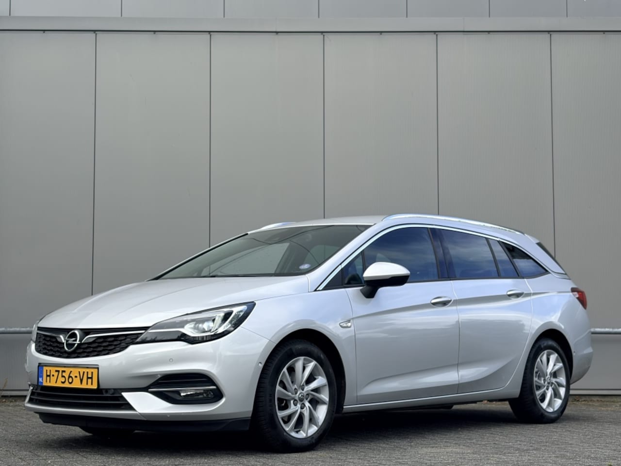 Opel Astra Sports Tourer - 1.2 - airco - nap! - navi - cruise - camera - AutoWereld.nl