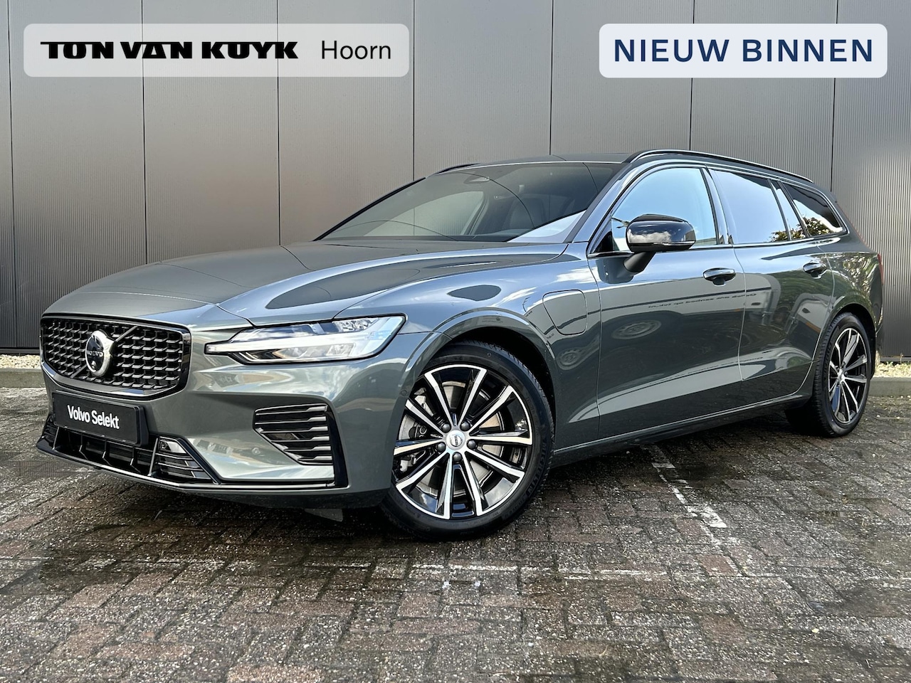 Volvo V60 - 2.0 T8 Plug-in hybrid AWD Plus Dark /head up display/ 360 camera /Panorama dak / trekhaak/ - AutoWereld.nl