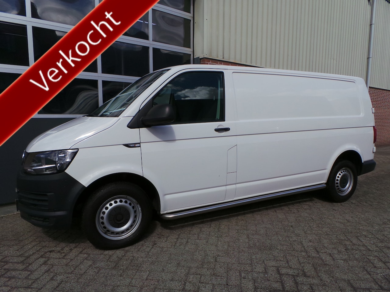 Volkswagen Transporter - 2.0 TDI L2H1 140pk airco,cruise,trekhaak - AutoWereld.nl
