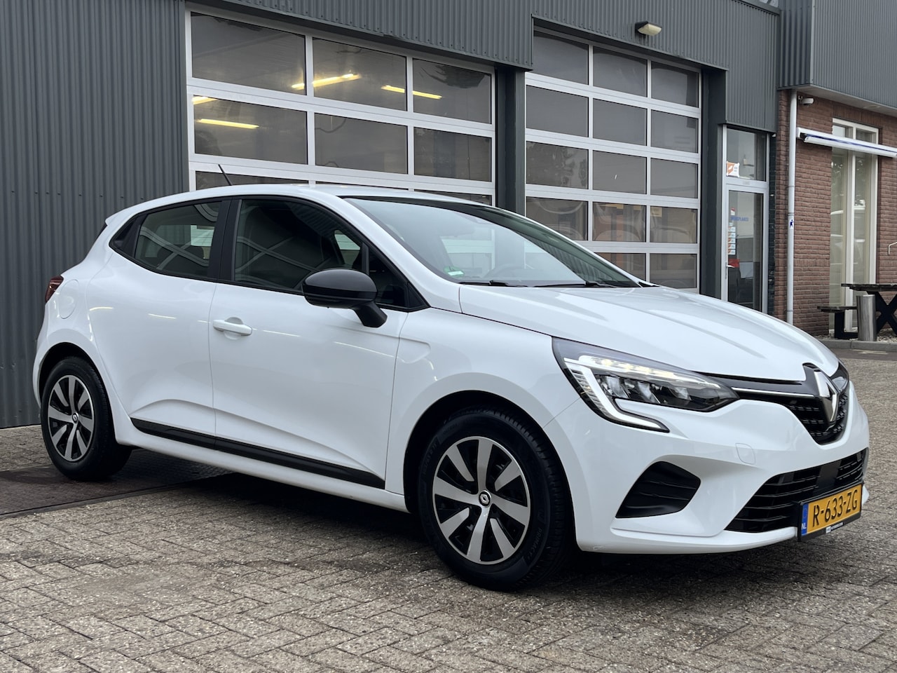 Renault Clio - 1.6 E-Tech Hybrid 145 Airco Cruise controle Carplay Telefoonverbinding Lane Assist Stuurwi - AutoWereld.nl