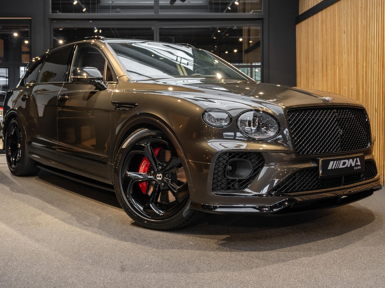 Bentley Bentayga - V8 S Touring Package Mandarin NAIM 4.0 V8 S - AutoWereld.nl
