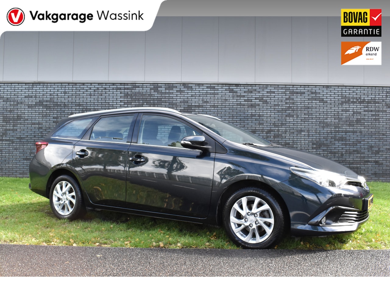 Toyota Auris Touring Sports - 1.2T Aspiration Limited Navi Trekhaak Parkeer camerafoto’s volgen - AutoWereld.nl
