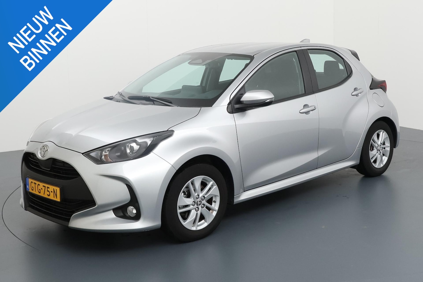 Toyota Yaris - 1.5 HYBRID 115 ACTIVE I AUTOMAAT I APPLE CARPLAY I P-CAMERA I ADAPTIVE CRUISE CONTROL - AutoWereld.nl