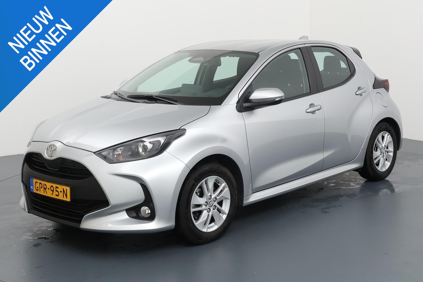 Toyota Yaris - 1.5 HYBRID 115 ACTIVE I AUTOMAAT I APPLE CARPLAY I P-CAMERA I ADAPTIVE CRUISE CONTROL - AutoWereld.nl