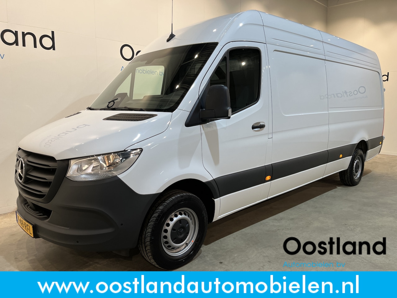 Mercedes-Benz Sprinter - 317 CDI L3H2 RWD / Euro 6 / Airco / Cruise Control Adap. / Camera / 17.100 KM !! - AutoWereld.nl