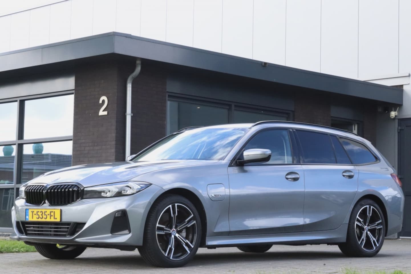 BMW 3-serie Touring - 320e (330e) Widescreen 18inch 272PK Leder Sport - AutoWereld.nl