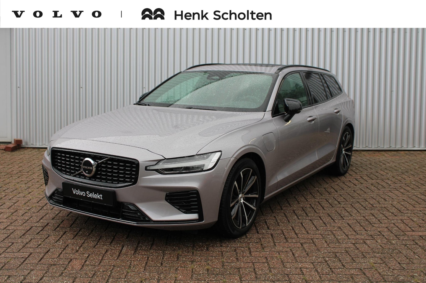 Volvo V60 - T8 Plug-in hybrid AWD Plus Dark | Panoramadak | Trekhaak | Verwarmbare voorstoelen, achter - AutoWereld.nl