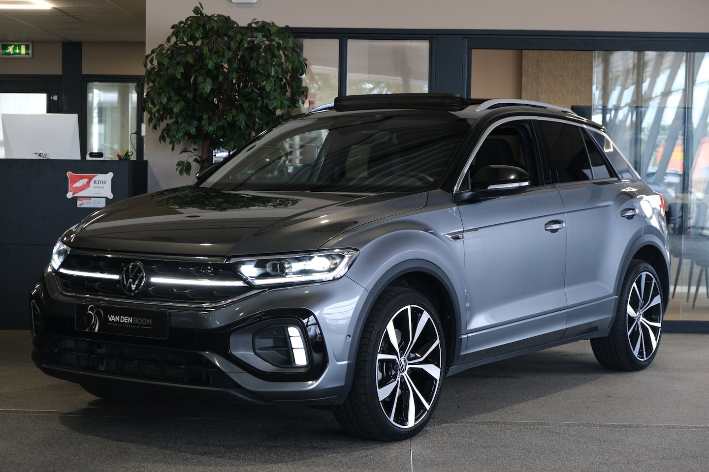 Volkswagen T-Roc - 1.5 TSI 2x R-Line 150PK DSG Facelift Pano IQ Led Cam Navi Trekhaak - AutoWereld.nl