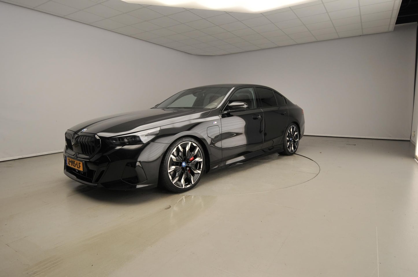 BMW 5-serie - Sedan 550e xDrive | M-Sportpakket | LED | HUD | Active cruise | Panoramadak | Elektr. zete - AutoWereld.nl