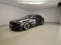 BMW 5-serie - Sedan 550e xDrive | M-Sportpakket | LED | HUD | Active cruise | Panoramadak | Elektr. zete