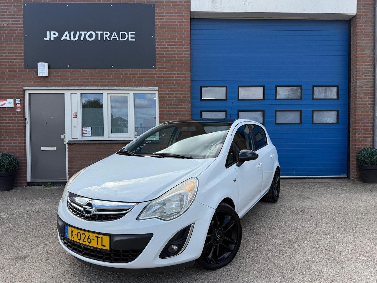 Opel Corsa - 1.4-16V | Navi | 17" LMV | PDC | Stoelverwarming - AutoWereld.nl