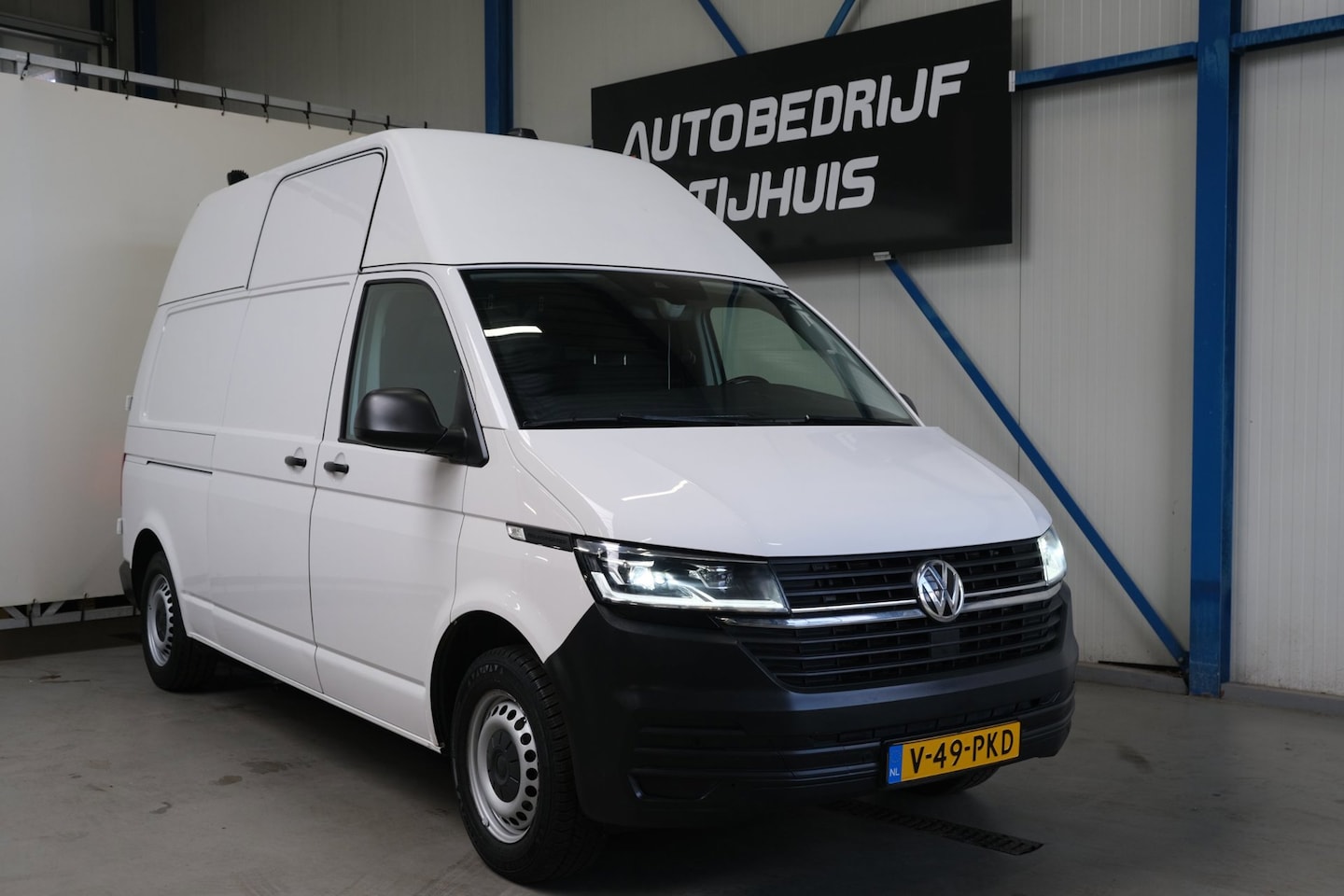 Volkswagen Transporter - 2.0 TDI L2H2 30 - Airco, Cruise, PDC, Carplay, Inrichting, Trekhaak. - AutoWereld.nl