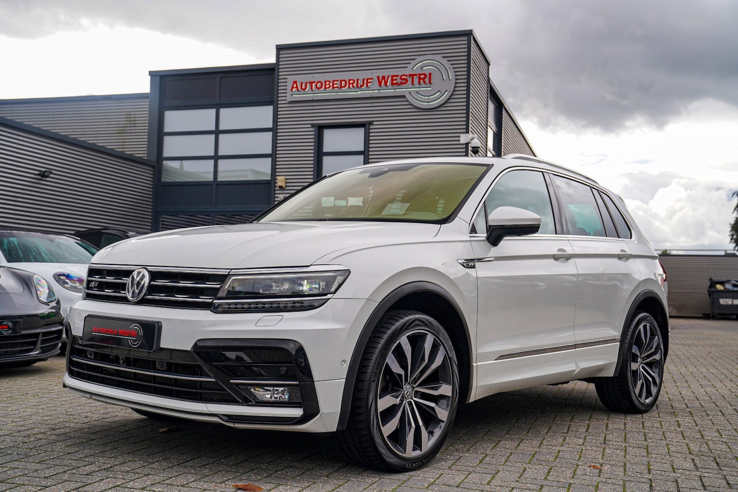 Volkswagen Tiguan - 2.0 TSI 4Motion Highline R-Line | 230PK | Panorama | Dynaudio | 360 cam | Head up | Trekha - AutoWereld.nl