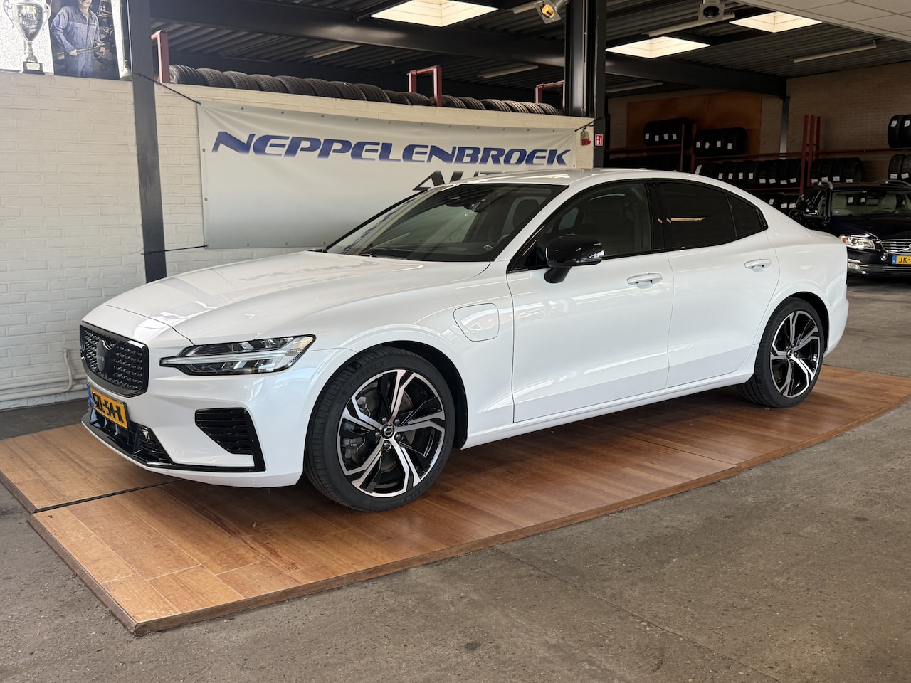 Volvo S60 - 2.0 Recharge T6 AWD Plus Dark 2.0 Recharge T6 AWD Plus Dark - AutoWereld.nl
