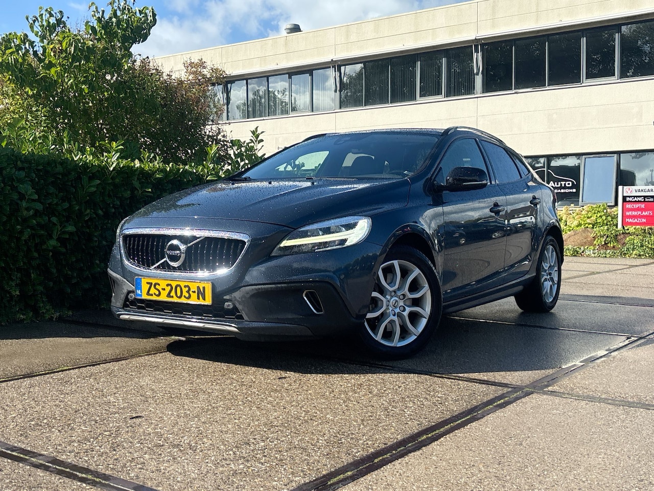Volvo V40 Cross Country - 1.5 T3 Polar+ Luxury |STOELVERW.|TREKHAAK|CLIMA|NAVI|VOLL.ONDERHOUD| 5280 - AutoWereld.nl