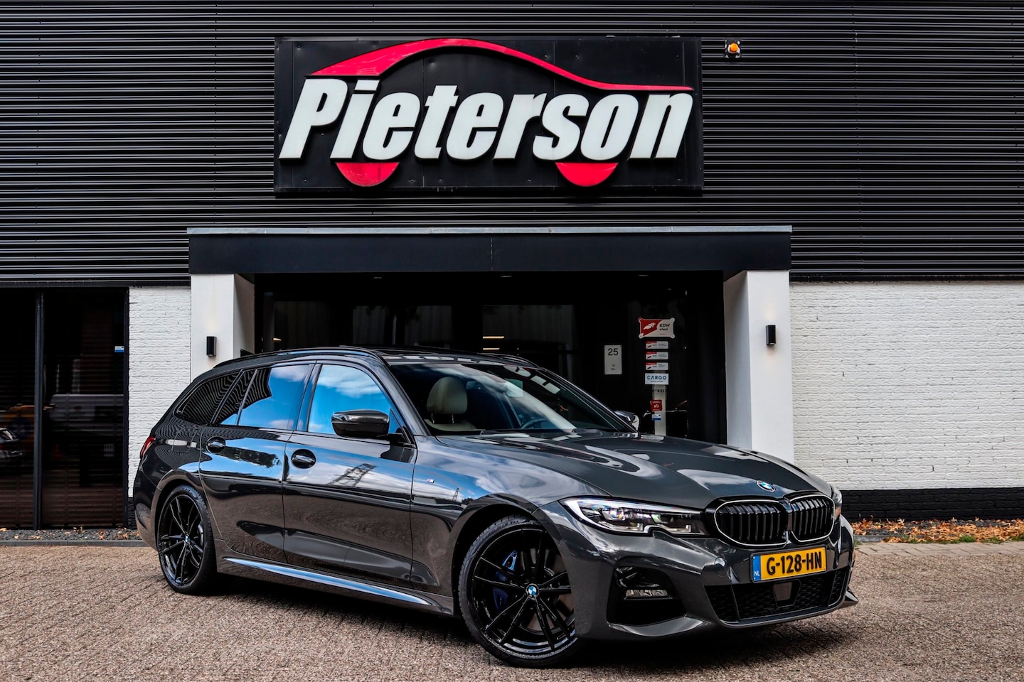 BMW 3-serie Touring - 330i M-Pakket NAP PANO HUD ACC TREKH - AutoWereld.nl
