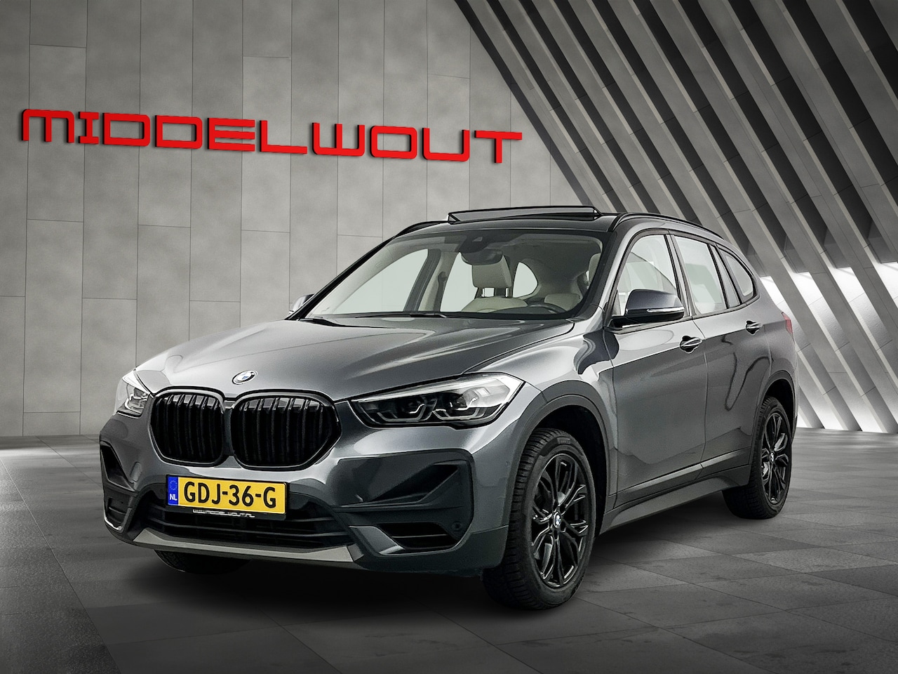 BMW X1 - sDrive18i High Exe. Shadow-Line Pano-dak/Leder/18'LMV/Keyless Entry - AutoWereld.nl