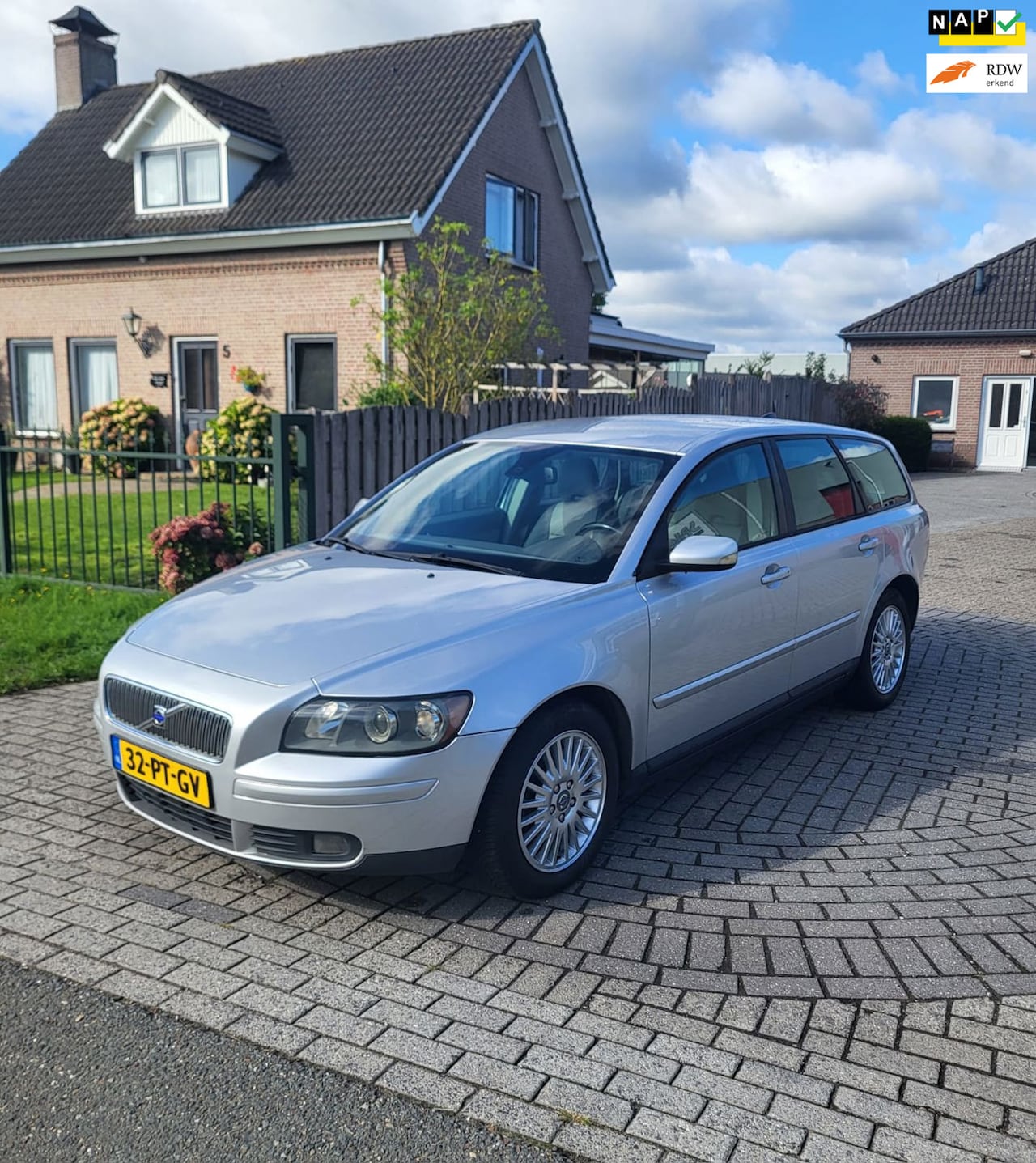 Volvo V50 - 2.4 Momentum 2.4 Momentum, Automaat, Clima, PDC, APK 05/27! - AutoWereld.nl