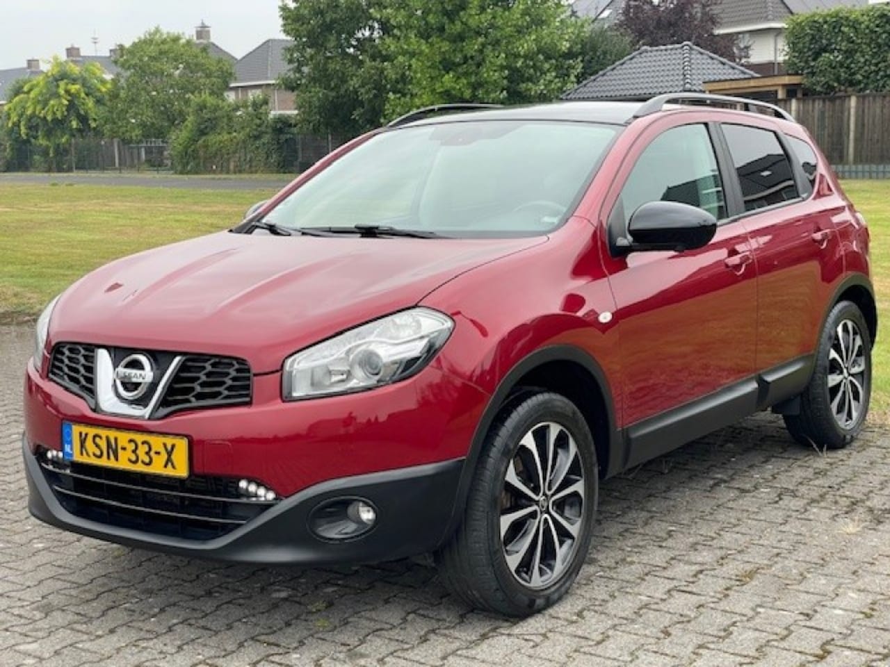 Nissan Qashqai - 2.0 Tekna Automaat/ ECC/ Cruise/ Navi/ Trekhaak/ Pano/ 360 Camera - AutoWereld.nl