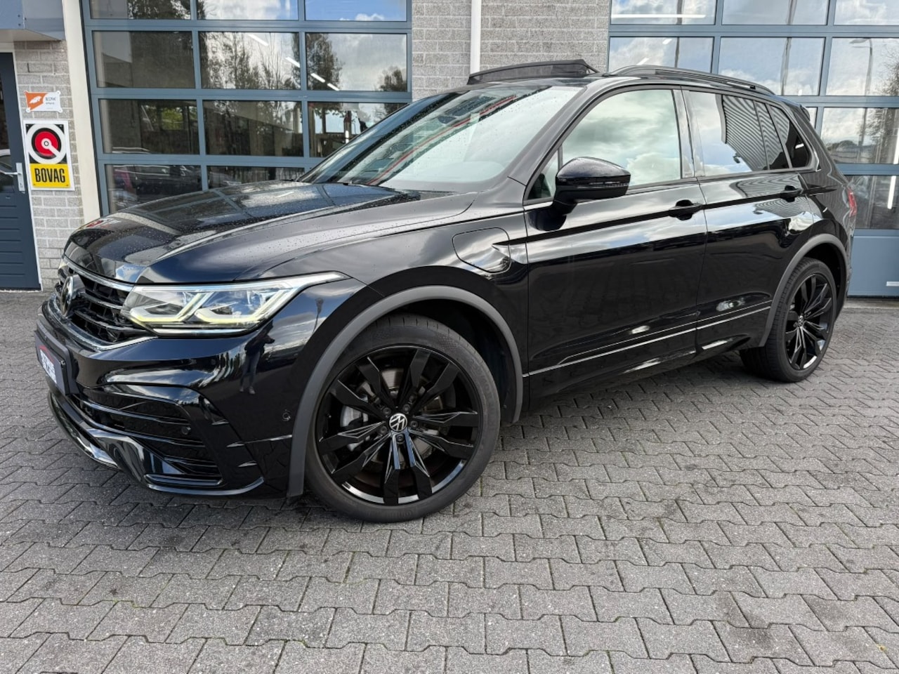 Volkswagen Tiguan - 1.4 TSI eHybrid R-Line Black Style|SCHUIFDAK|LEDER| - AutoWereld.nl