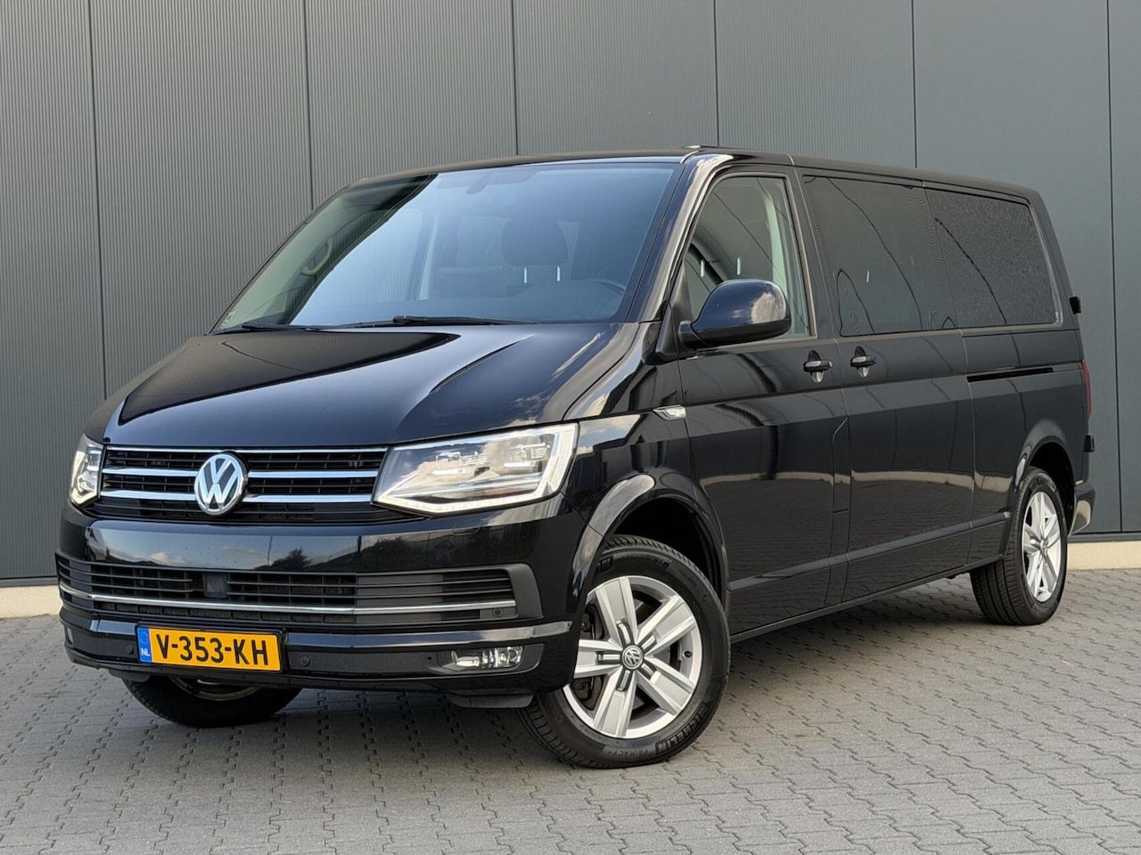 Volkswagen Transporter - 2.0 TDI L2H1 DC Highline DSG - LED - Adaptive Cruise - AutoWereld.nl