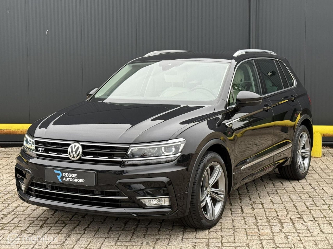 Volkswagen Tiguan - 1.4 TSI ACT R-Line AUTOMAAT | TREKHAAK - AutoWereld.nl